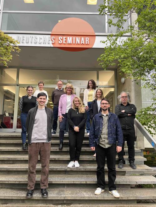 Team vor dem Deutschen Seminar